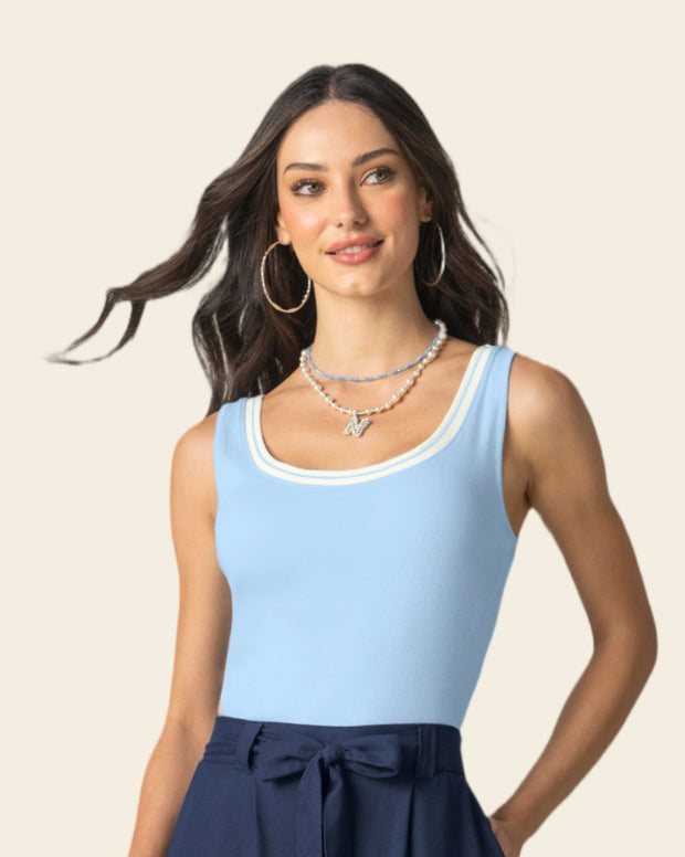 Camiseta ajustada con detalles en contraste