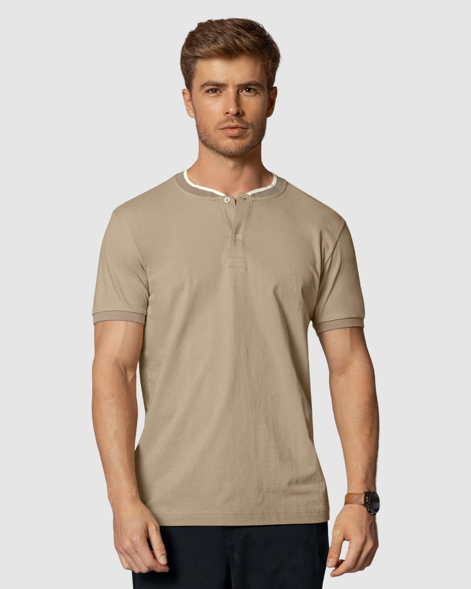 Camiseta con cuello henley y perilla funcional