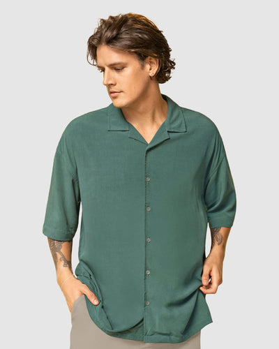 Camisa manga corta con botones en frente de silueta oversized#color_617-verde-oliva