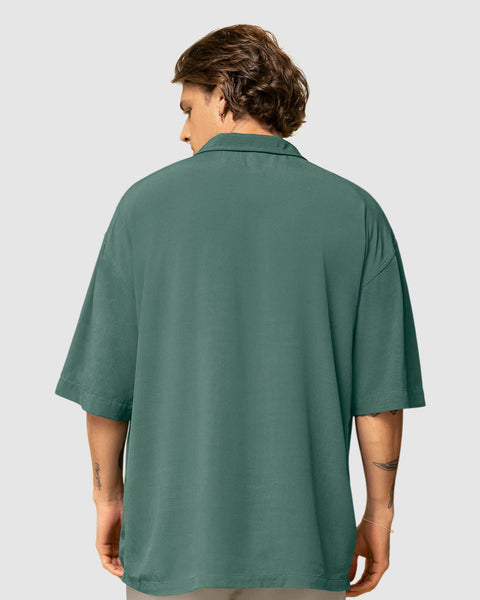 Camisa manga corta con botones en frente de silueta oversized#color_617-verde-oliva