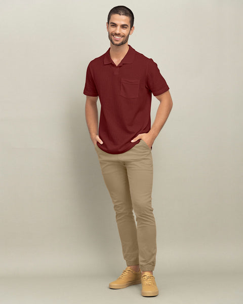 Camiseta tipo polo con bolsillo en frente#color_349-vino