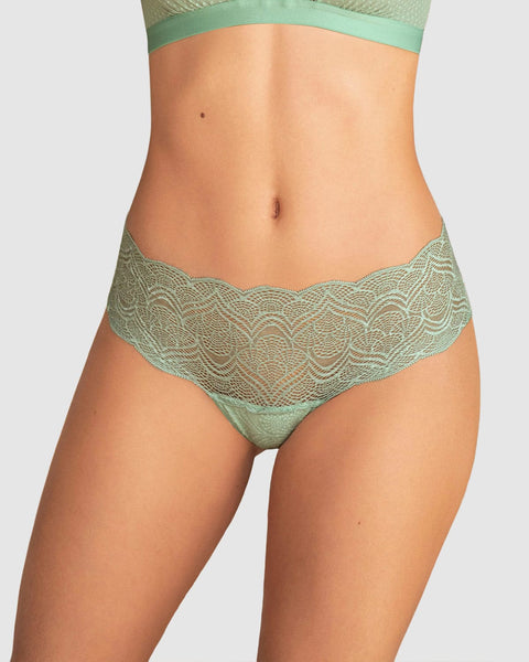 Panty estilo cachetero en encaje con transparencias y bordes redondeados#color_662-verde-medio