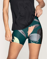 Short corto deportivo ajustado y ligero con cómodo elástico en cintura#color_068-estampado-verde