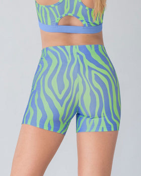 Short corto deportivo ajustado y ligero con cómodo elástico en cintura#color_443-print-morado-verde