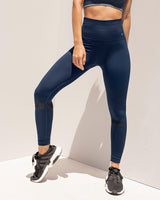 Legging deportivo de tiro alto sin costuras con fajón doble tela en cintura y mallas transpirables#color_588-azul-oscuro