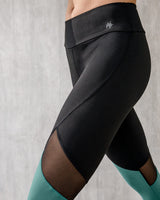 Capri deportivo tiro alto con mallas transpirables en piernas#color_700-negro