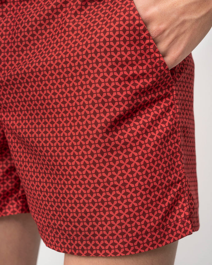Pantaloneta corta con botón y cierre internos y bolsillos laterales#color_030-estampado-rojo