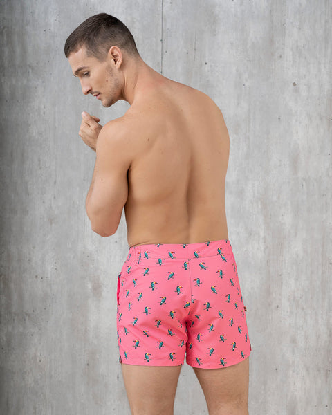 Pantaloneta corta con botón y cierre internos y bolsillos laterales#color_347-estampado-rosado