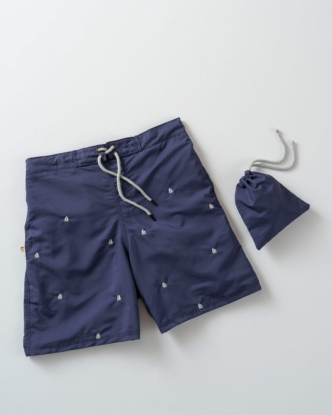 Pantaloneta larga eco amigable de pretina lisa y malla interna#color_540-azul-bordado