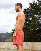 Pantaloneta de baño masculina con práctico bolsillo al lado derecho#color_030-estampado-conchas-naranja