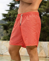 Pantaloneta de baño masculina con práctico bolsillo al lado derecho#color_030-estampado-conchas-naranja