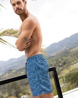 Pantaloneta de baño masculina con práctico bolsillo al lado derecho#color_052-estampado-conchas-azul
