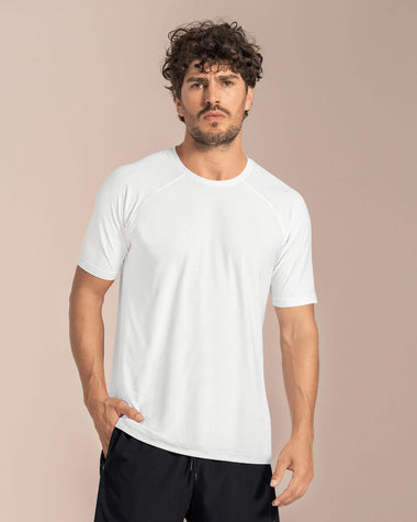 Camiseta deportiva con tela texturizada que permite el paso del aire#color_000-blanco