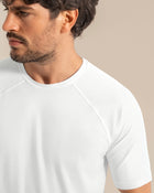 Camiseta deportiva con tela texturizada que permite el paso del aire
