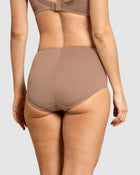 Panty clásico de compresión suave con toques de encaje en abdomen