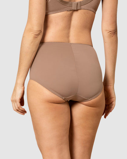 Panty clásico de compresión suave con toques de encaje en abdomen#color_857-cafe-medio