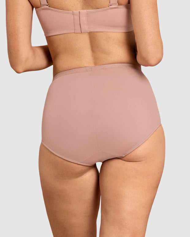 Panty clásico de compresión suave con toques de encaje en abdomen